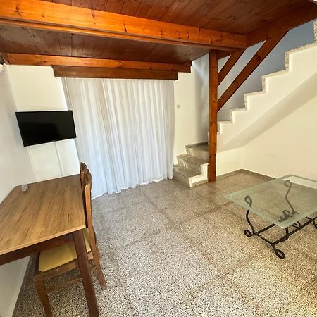 The Horse Farm Hotel Agios Georgios  外观 照片