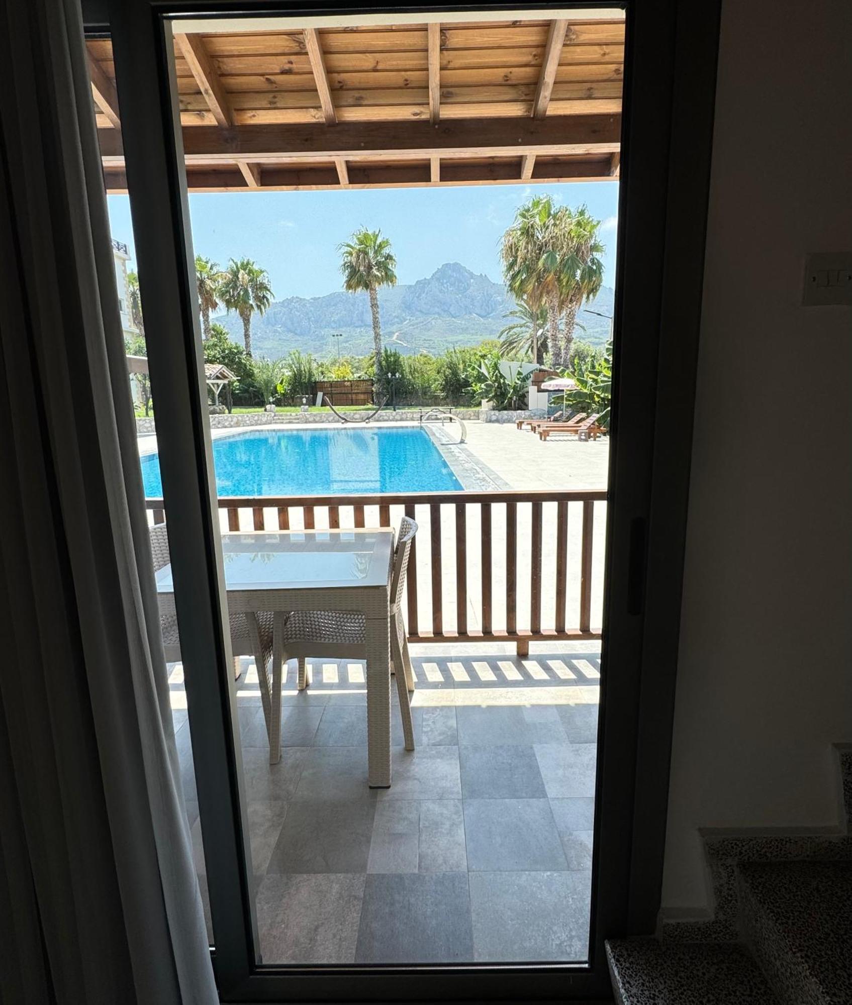 The Horse Farm Hotel Agios Georgios  外观 照片