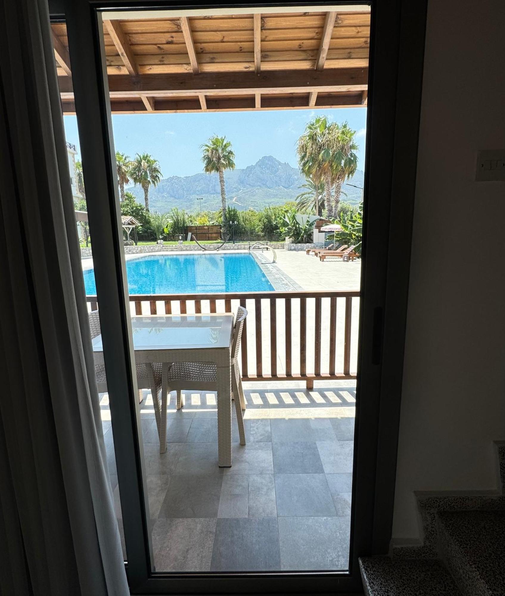 The Horse Farm Hotel Agios Georgios  外观 照片