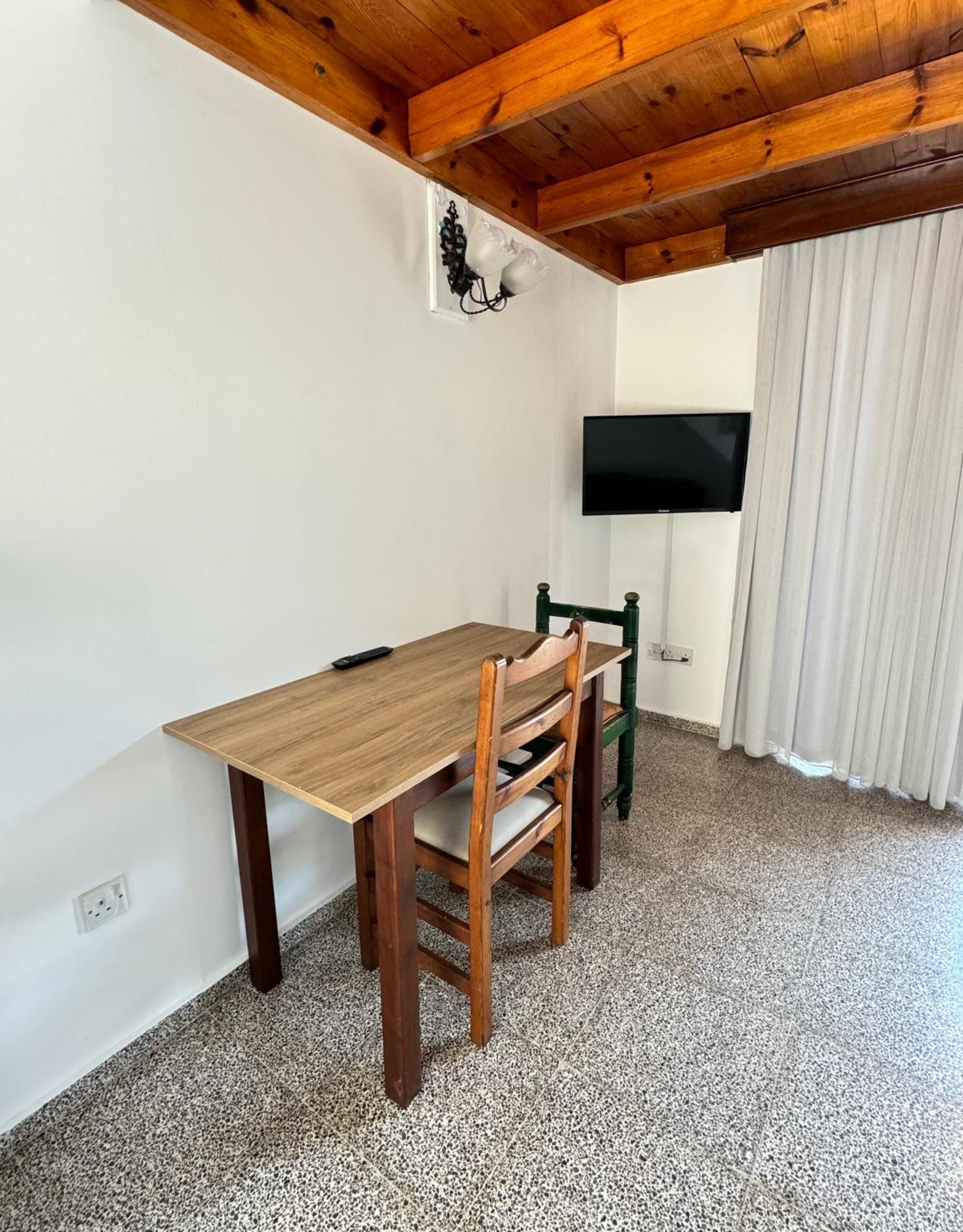 The Horse Farm Hotel Agios Georgios  外观 照片