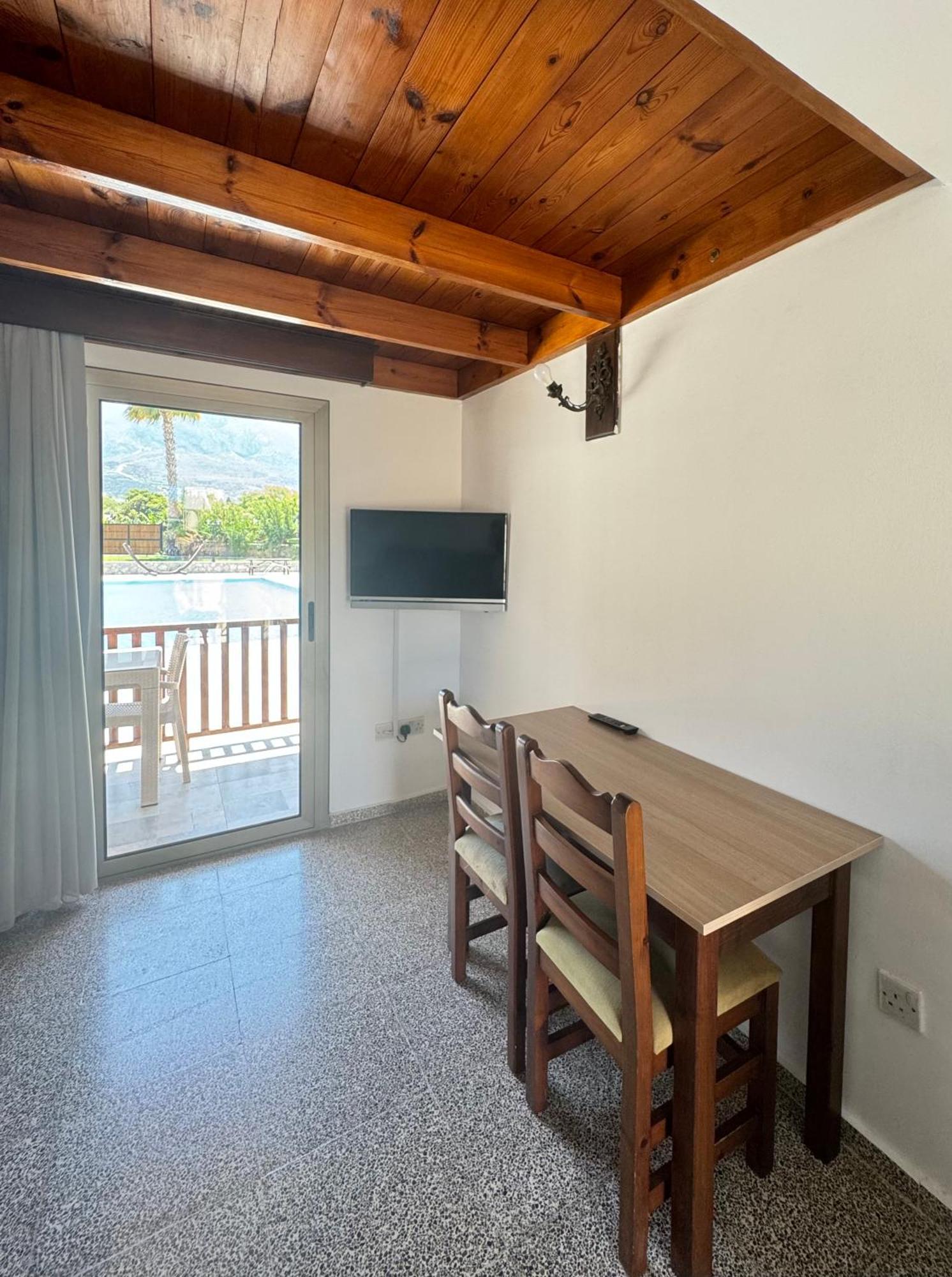 The Horse Farm Hotel Agios Georgios  外观 照片