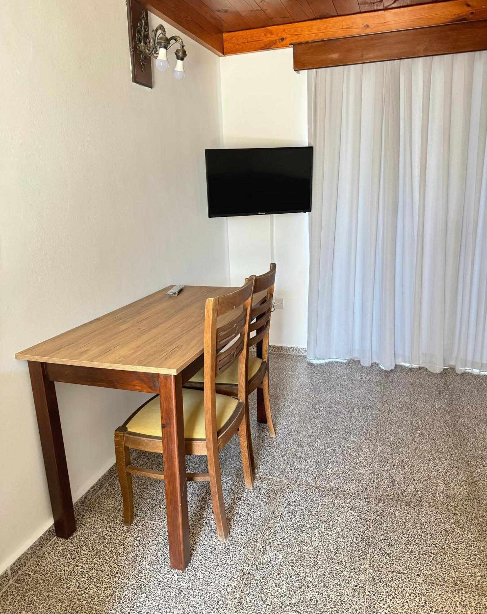 The Horse Farm Hotel Agios Georgios  外观 照片