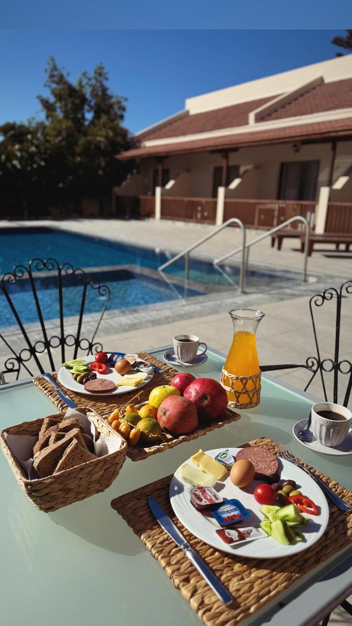 The Horse Farm Hotel Agios Georgios  外观 照片