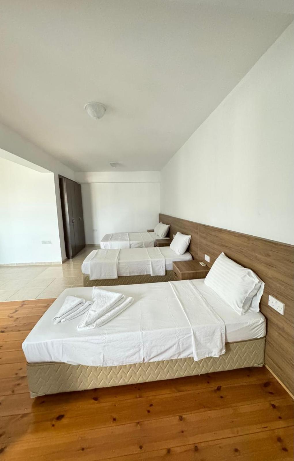 The Horse Farm Hotel Agios Georgios  外观 照片