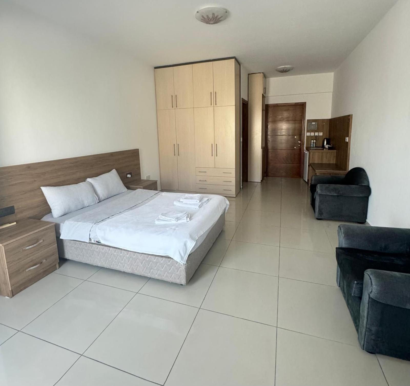 The Horse Farm Hotel Agios Georgios  外观 照片