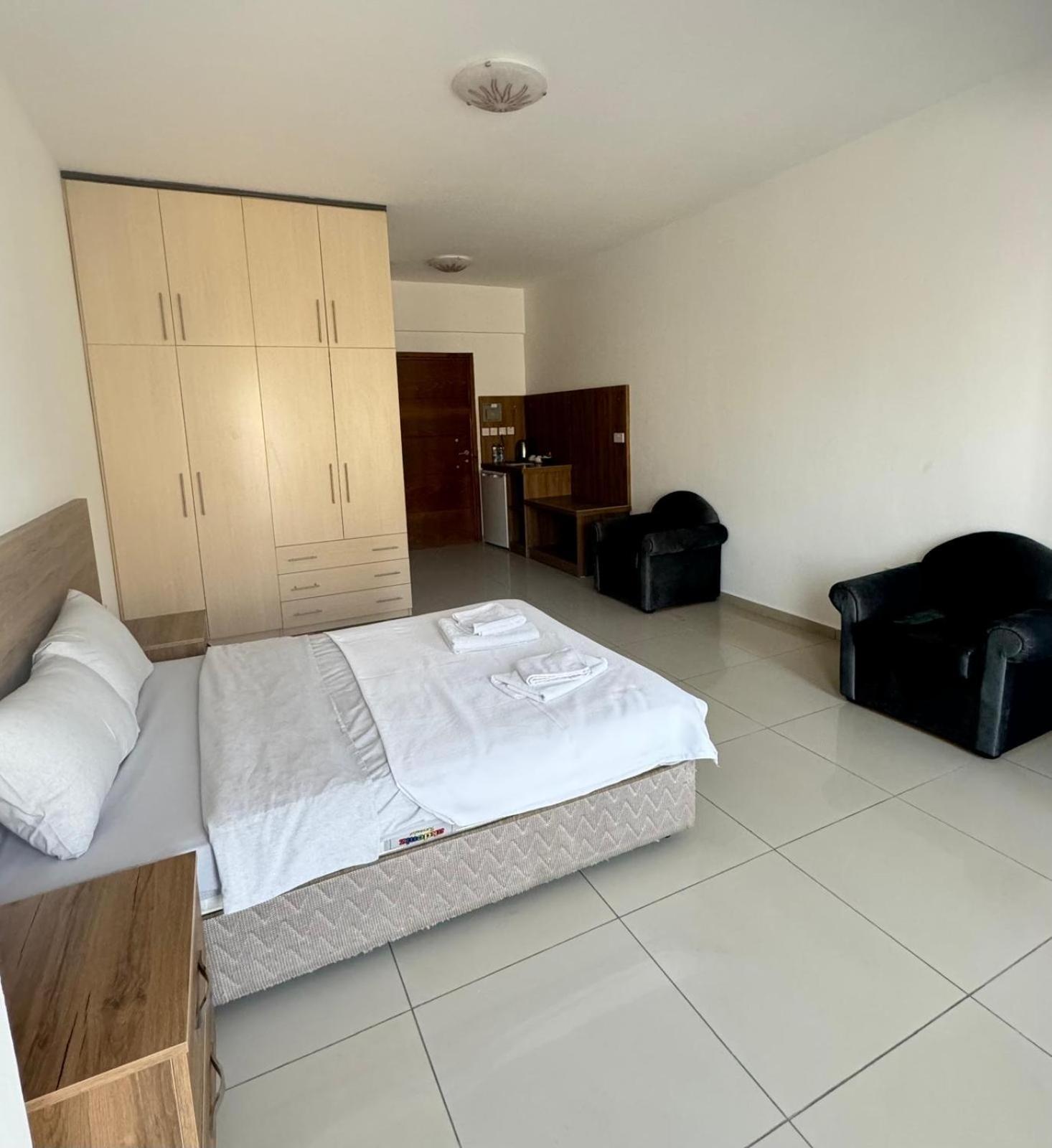The Horse Farm Hotel Agios Georgios  外观 照片